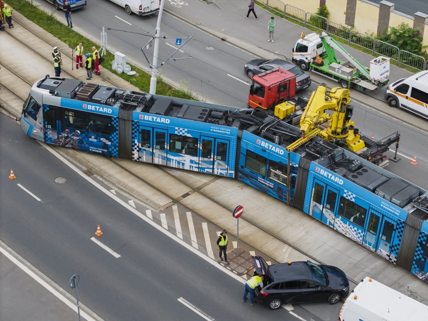 Zderzenie tramwaju z samochodem osobowym na ul. Dmowskiego, 28 lipca 2025 r