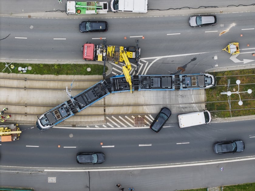 Zderzenie tramwaju z samochodem osobowym na ul. Dmowskiego, 28 lipca 2025 r