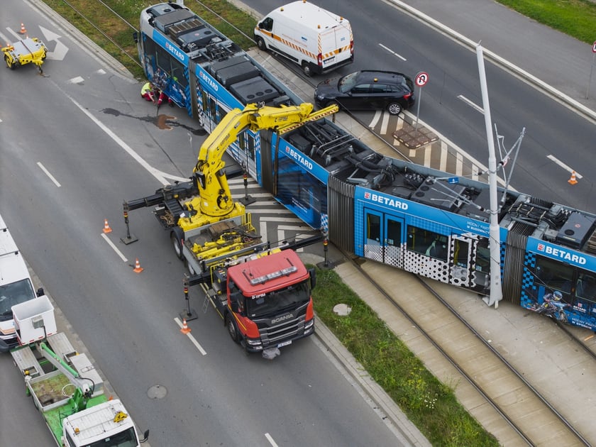 Zderzenie tramwaju z samochodem osobowym na ul. Dmowskiego, 28 lipca 2025 r