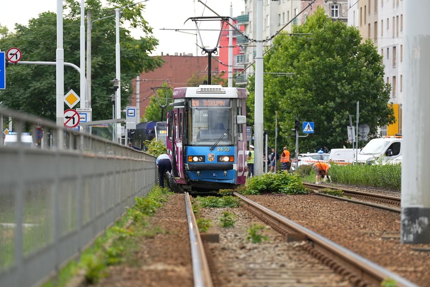 Wypadek u zbiegu Komuny Paryskiej z Pułaskiego. Zderzenie samochodu z tramwajem