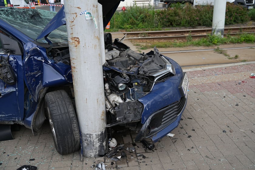 Wypadek u zbiegu Komuny Paryskiej z Pułaskiego. Zderzenie samochodu z tramwajem