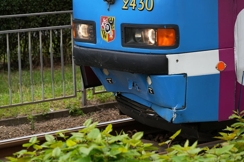 Wypadek u zbiegu Komuny Paryskiej z Pułaskiego. Zderzenie samochodu z tramwajem