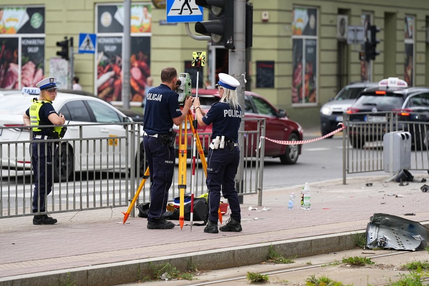 Wypadek u zbiegu Komuny Paryskiej z Pułaskiego. Zderzenie samochodu z tramwajem