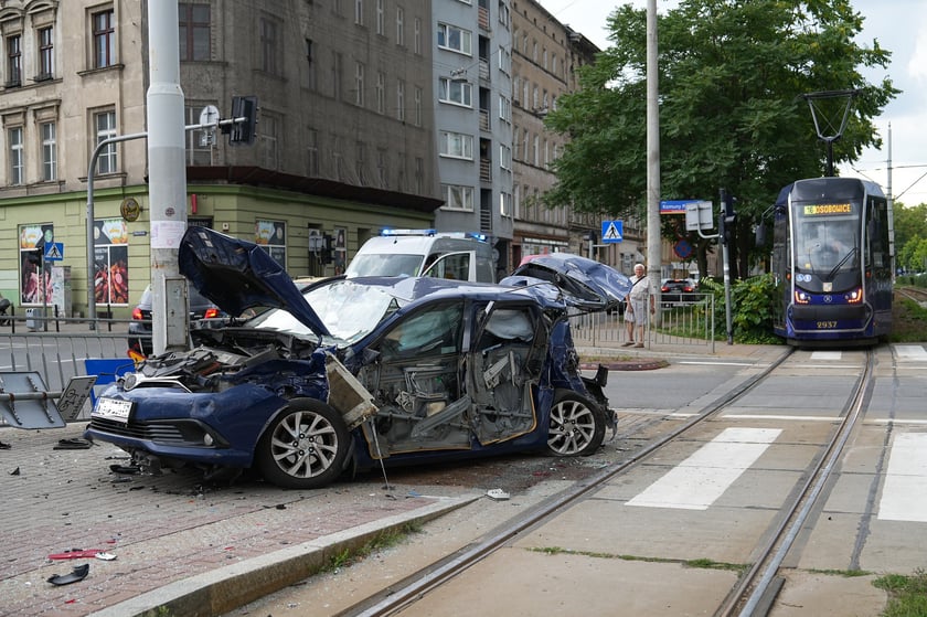 Wypadek u zbiegu Komuny Paryskiej z Pułaskiego. Zderzenie samochodu z tramwajem