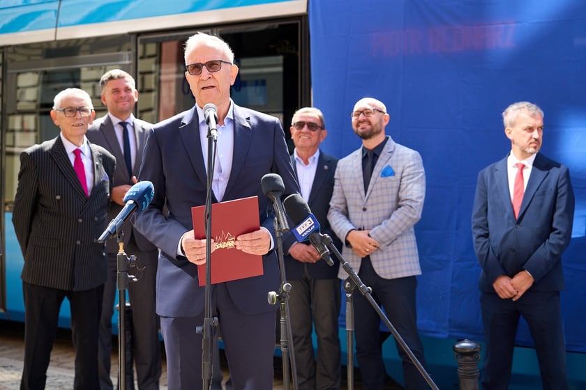 Tramwaj im. Piotra Bednarza – nadanie imienia. Uczestnicy spotkania, 22 sierpnia 2025 r.