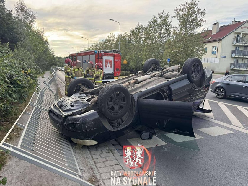 Zderzenie i dachowanie osobówki na ul. Królewieckiej we Wrocławiu