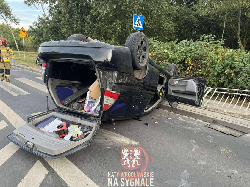 Zderzenie i dachowanie osobówki na ul. Królewieckiej we Wrocławiu