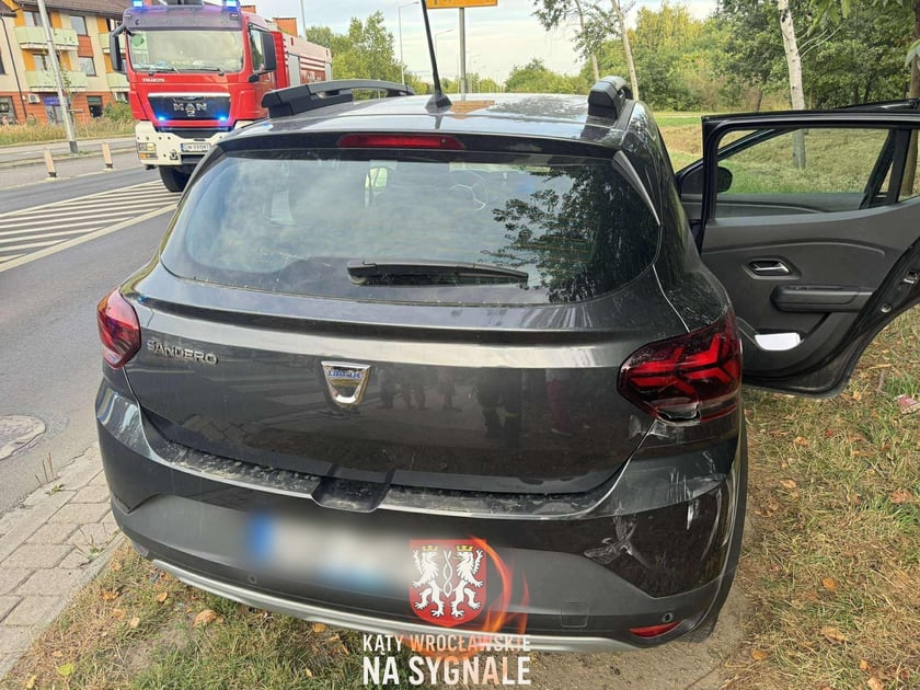 Zderzenie i dachowanie osobówki na ul. Królewieckiej we Wrocławiu