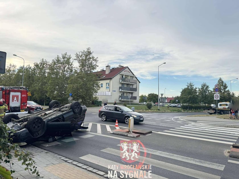 Zderzenie i dachowanie osobówki na ul. Królewieckiej we Wrocławiu