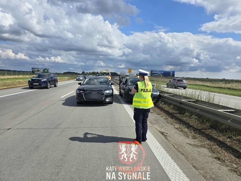 Na 142 km autostrady A4 (pomiędzy węzłami Pietrzykowice a Kąty Wrocławskie) doszło do zdarzenia drogowego z udziałem trzech samochodów osobowych.