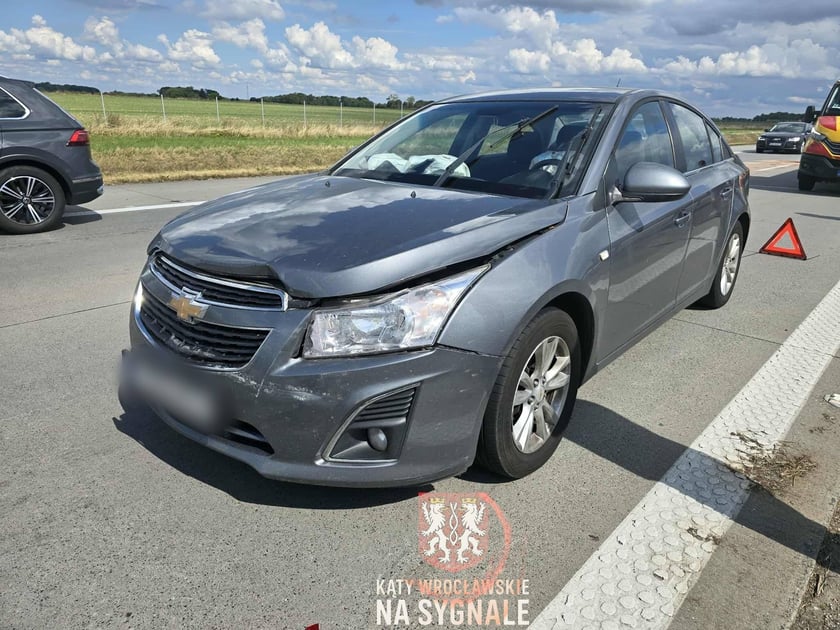 Na 142 km autostrady A4 (pomiędzy węzłami Pietrzykowice a Kąty Wrocławskie) doszło do zdarzenia drogowego z udziałem trzech samochodów osobowych.