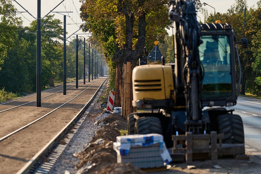 Torowisko na ul. Kosmonautów pod koniec remontu. Jeszcze nie wszystko skończone, ale już jeżdżą tramwaje. Od 8 września wracają tu na stałe
