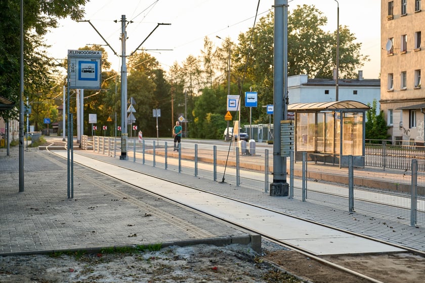 Torowisko na ul. Kosmonautów pod koniec remontu. Jeszcze nie wszystko skończone, ale już jeżdżą tramwaje. Od 8 września wracają tu na stałe