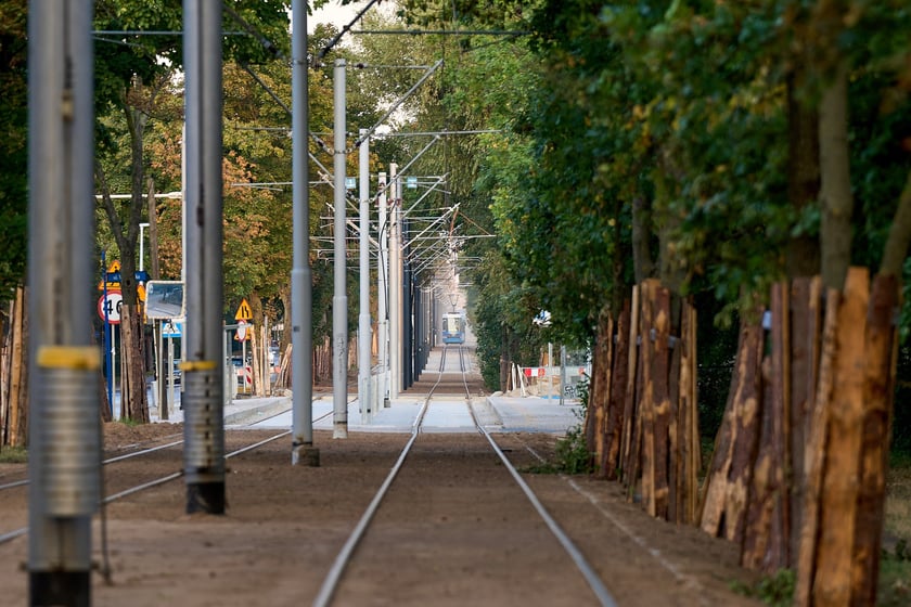 Torowisko na ul. Kosmonautów pod koniec remontu. Jeszcze nie wszystko skończone, ale już jeżdżą tramwaje. Od 8 września wracają tu na stałe