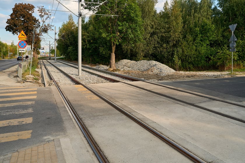 Torowisko na ul. Kosmonautów pod koniec remontu. Jeszcze nie wszystko skończone, ale już jeżdżą tramwaje. Od 8 września wracają tu na stałe