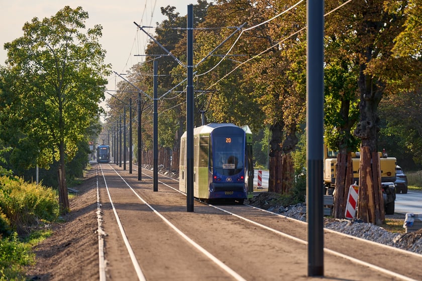Torowisko na ul. Kosmonautów pod koniec remontu. Jeszcze nie wszystko skończone, ale już jeżdżą tramwaje. Od 8 września wracają tu na stałe