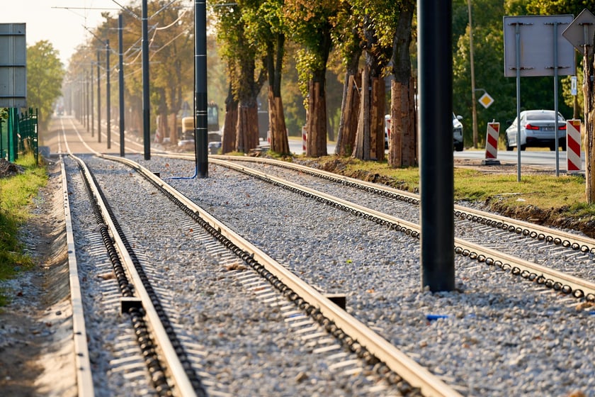 Torowisko na ul. Kosmonautów pod koniec remontu. Jeszcze nie wszystko skończone, ale już jeżdżą tramwaje. Od 8 września wracają tu na stałe