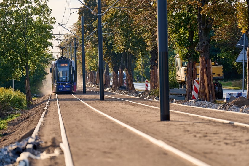 Torowisko na ul. Kosmonautów pod koniec remontu. Jeszcze nie wszystko skończone, ale już jeżdżą tramwaje. Od 8 września wracają tu na stałe