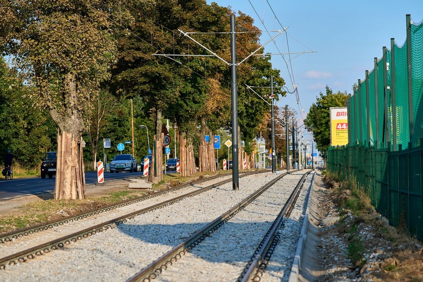 Torowisko na ul. Kosmonautów pod koniec remontu. Jeszcze nie wszystko skończone, ale już jeżdżą tramwaje. Od 8 września wracają tu na stałe
