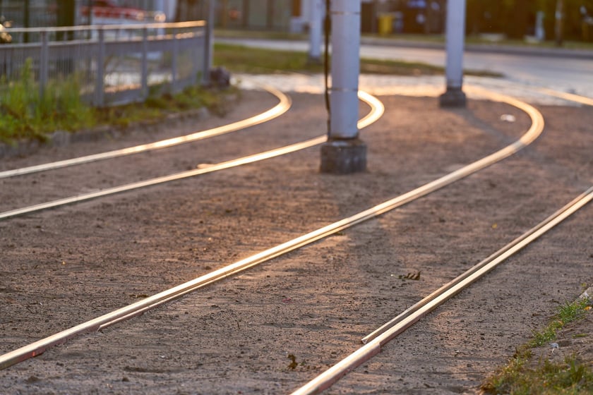 Torowisko na ul. Kosmonautów pod koniec remontu. Jeszcze nie wszystko skończone, ale już jeżdżą tramwaje. Od 8 września wracają tu na stałe