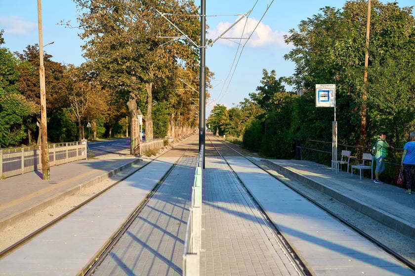 Torowisko na ul. Kosmonautów pod koniec remontu. Jeszcze nie wszystko skończone, ale już jeżdżą tramwaje. Od 8 września wracają tu na stałe