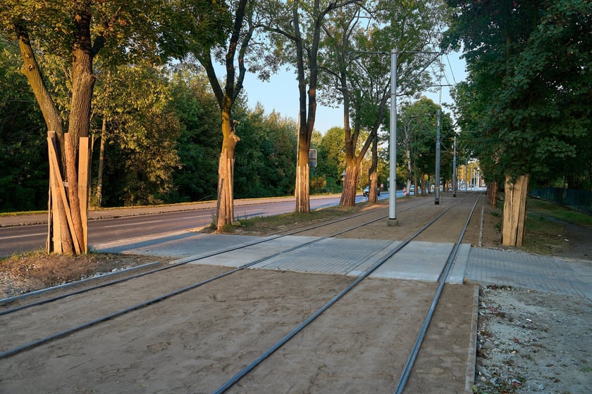 Torowisko na ul. Kosmonautów pod koniec remontu. Jeszcze nie wszystko skończone, ale już jeżdżą tramwaje. Od 8 września wracają tu na stałe