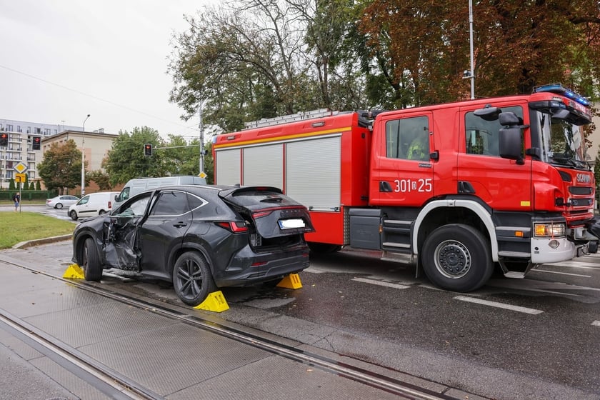 Na ul. Kujawskiej, w pobliżu placów Wróblewskiego i Społecznego doszło do zderzenia samochodu osobowego z tramwajem