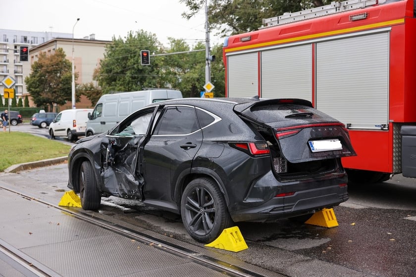 Na ul. Kujawskiej, w pobliżu placów Wróblewskiego i Społecznego doszło do zderzenia samochodu osobowego z tramwajem