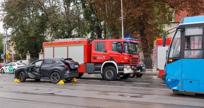 Na ul. Kujawskiej, w pobliżu placów Wróblewskiego i Społecznego doszło do zderzenia samochodu osobowego z tramwajem