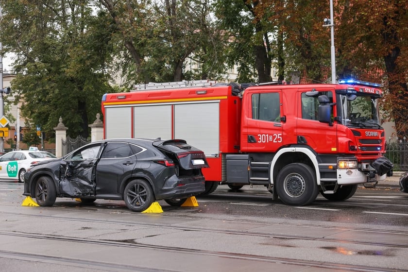 Na ul. Kujawskiej, w pobliżu placów Wróblewskiego i Społecznego doszło do zderzenia samochodu osobowego z tramwajem