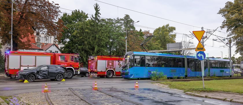 Na ul. Kujawskiej, w pobliżu placów Wróblewskiego i Społecznego doszło do zderzenia samochodu osobowego z tramwajem