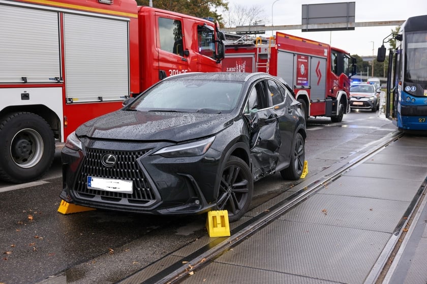 Na ul. Kujawskiej, w pobliżu placów Wróblewskiego i Społecznego doszło do zderzenia samochodu osobowego z tramwajem