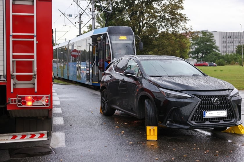 Na ul. Kujawskiej, w pobliżu placów Wróblewskiego i Społecznego doszło do zderzenia samochodu osobowego z tramwajem