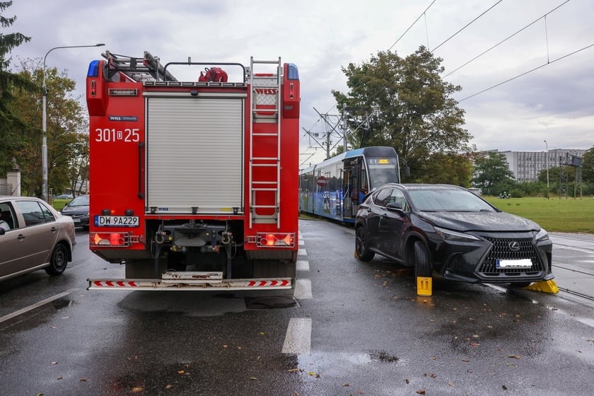 Na ul. Kujawskiej, w pobliżu placów Wróblewskiego i Społecznego doszło do zderzenia samochodu osobowego z tramwajem