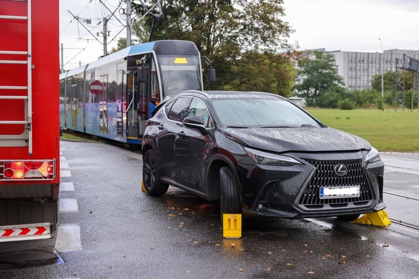 Na ul. Kujawskiej, w pobliżu placów Wróblewskiego i Społecznego doszło do zderzenia samochodu osobowego z tramwajem