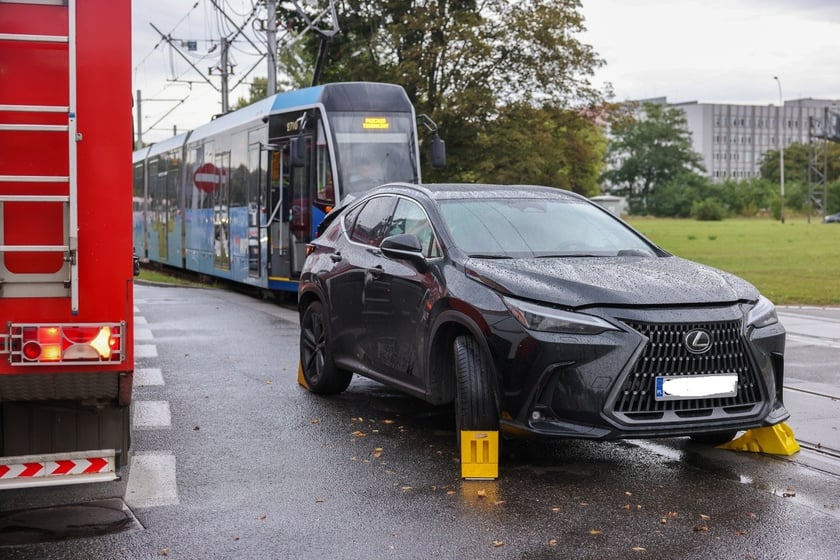 Na ul. Kujawskiej, w pobliżu placów Wróblewskiego i Społecznego doszło do zderzenia samochodu osobowego z tramwajem