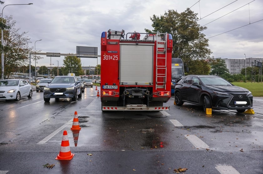 Na ul. Kujawskiej, w pobliżu placów Wróblewskiego i Społecznego doszło do zderzenia samochodu osobowego z tramwajem