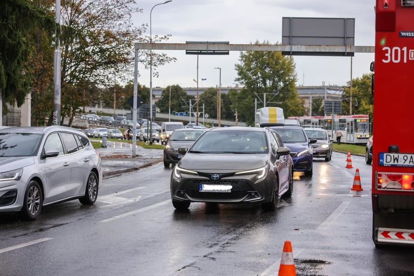 Na ul. Kujawskiej, w pobliżu placów Wróblewskiego i Społecznego doszło do zderzenia samochodu osobowego z tramwajem