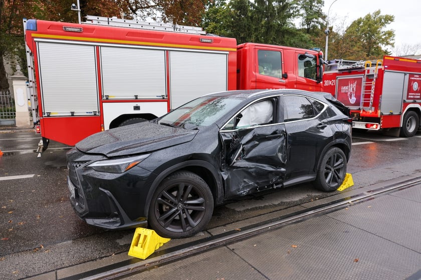 Na ul. Kujawskiej, w pobliżu placów Wróblewskiego i Społecznego doszło do zderzenia samochodu osobowego z tramwajem