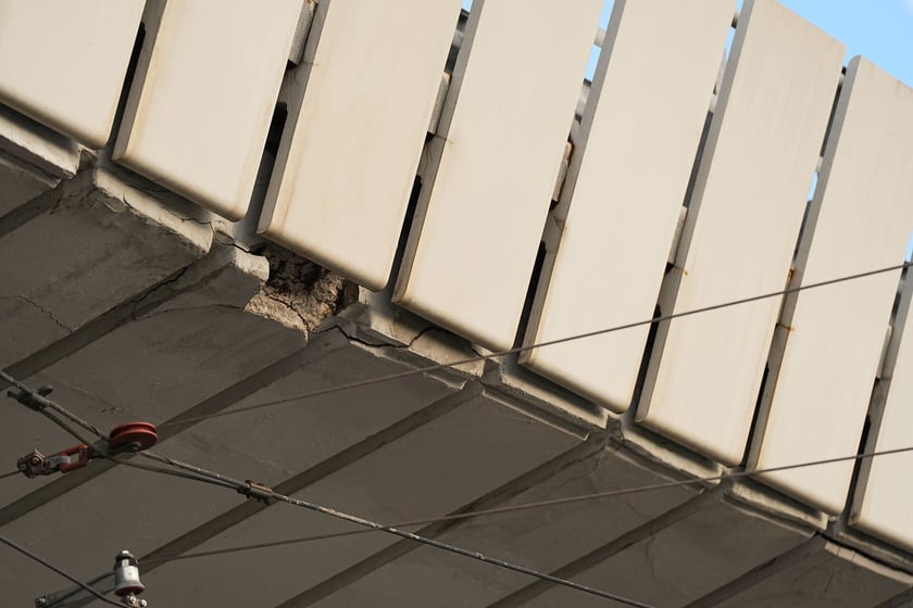 Uszkodzona estakada i poranne utrudnienia na pl. Społecznym - 16 września