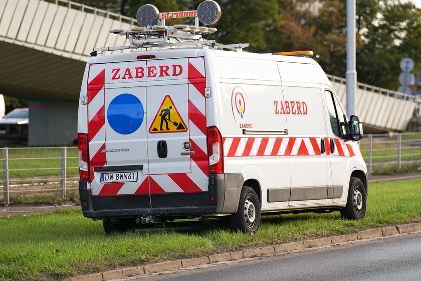 Uszkodzona estakada i poranne utrudnienia na pl. Społecznym - 16 września