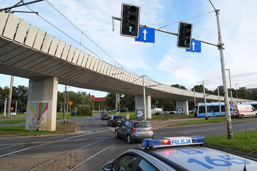 Uszkodzona estakada i poranne utrudnienia na pl. Społecznym - 16 września