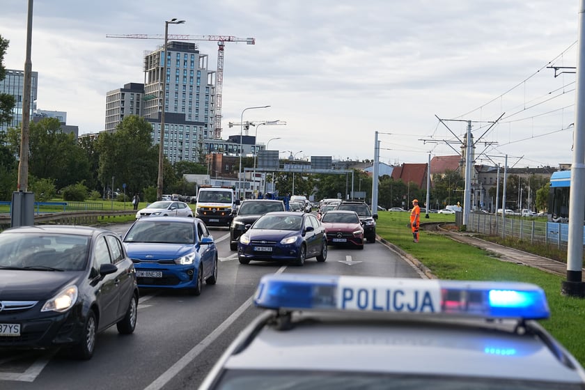Uszkodzona estakada i poranne utrudnienia na pl. Społecznym - 16 września