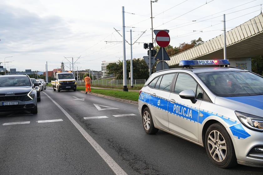 Uszkodzona estakada i poranne utrudnienia na pl. Społecznym - 16 września