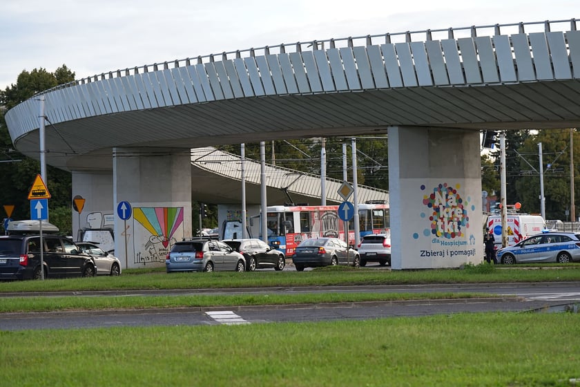 Uszkodzona estakada i poranne utrudnienia na pl. Społecznym - 16 września