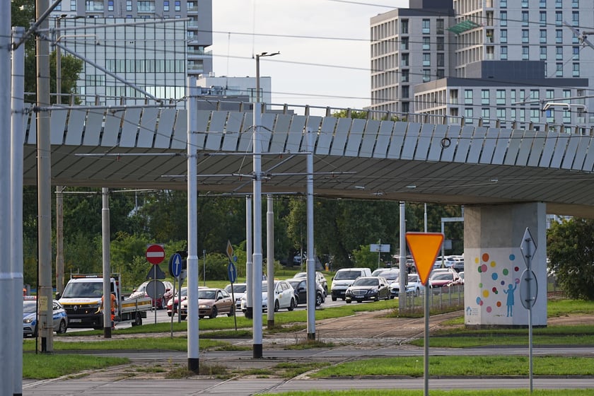 Uszkodzona estakada i poranne utrudnienia na pl. Społecznym - 16 września
