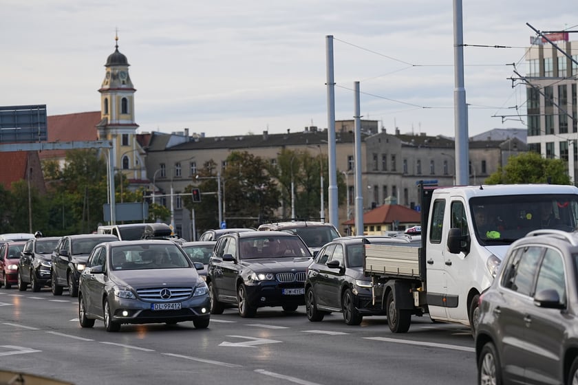 Uszkodzona estakada i poranne utrudnienia na pl. Społecznym - 16 września