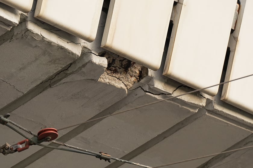 Uszkodzona estakada i poranne utrudnienia na pl. Społecznym - 16 września