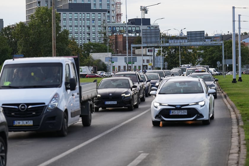 Uszkodzona estakada i poranne utrudnienia na pl. Społecznym - 16 września