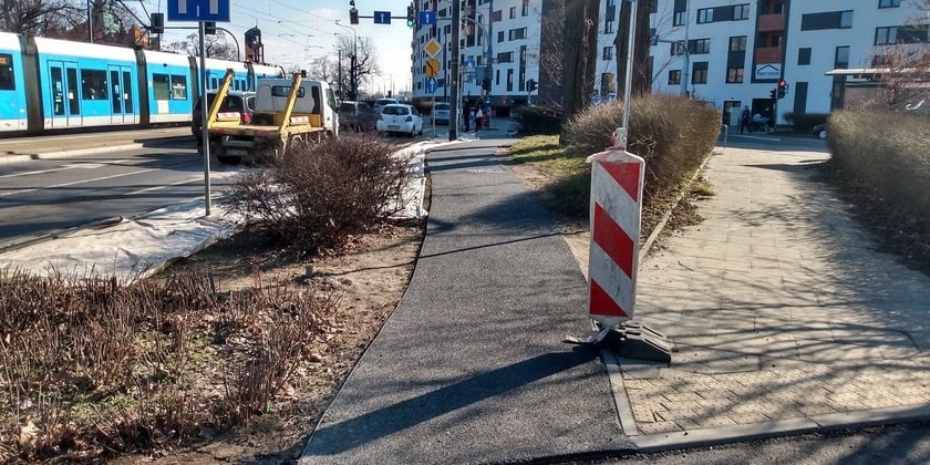 Fragment trasy rowerowej wzdłuż ul. Hubskiej podczas budowy w 2022 r.